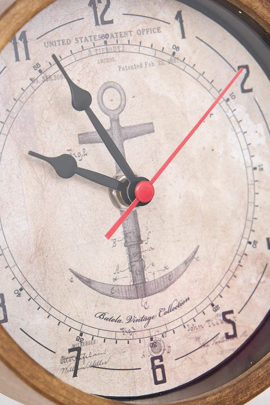 Pequeño reloj de mesa con ancla