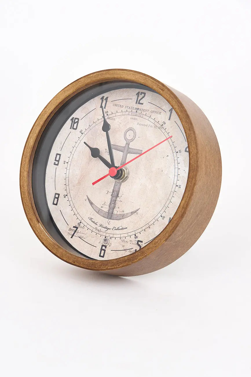 Pequeño reloj de mesa con ancla