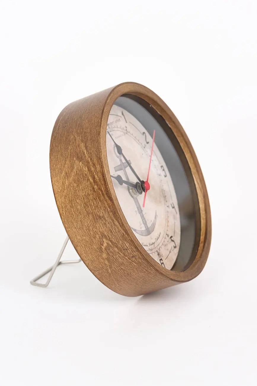 Pequeño reloj de mesa con ancla