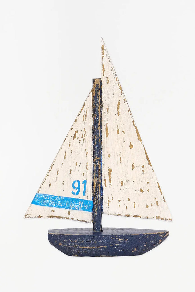 Pequeño velero decorativo en madera envejecida.
