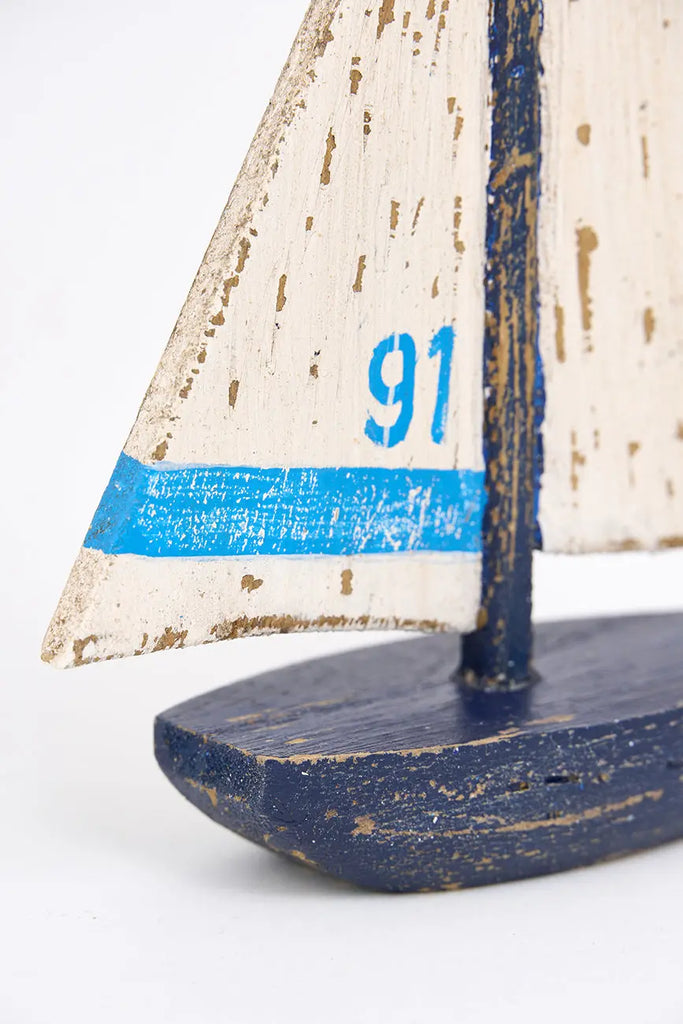Pequeño velero decorativo en madera envejecida.