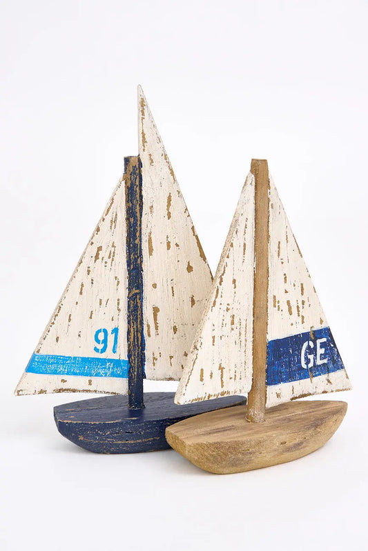 Pequeño velero decorativo en madera envejecida.