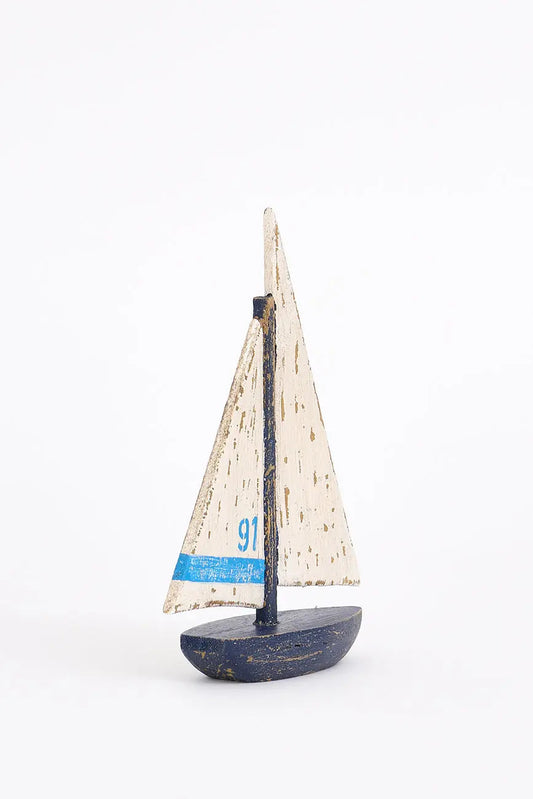Pequeño velero decorativo en madera envejecida.