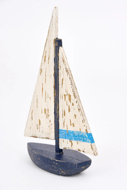 Pequeño velero decorativo en madera envejecida.