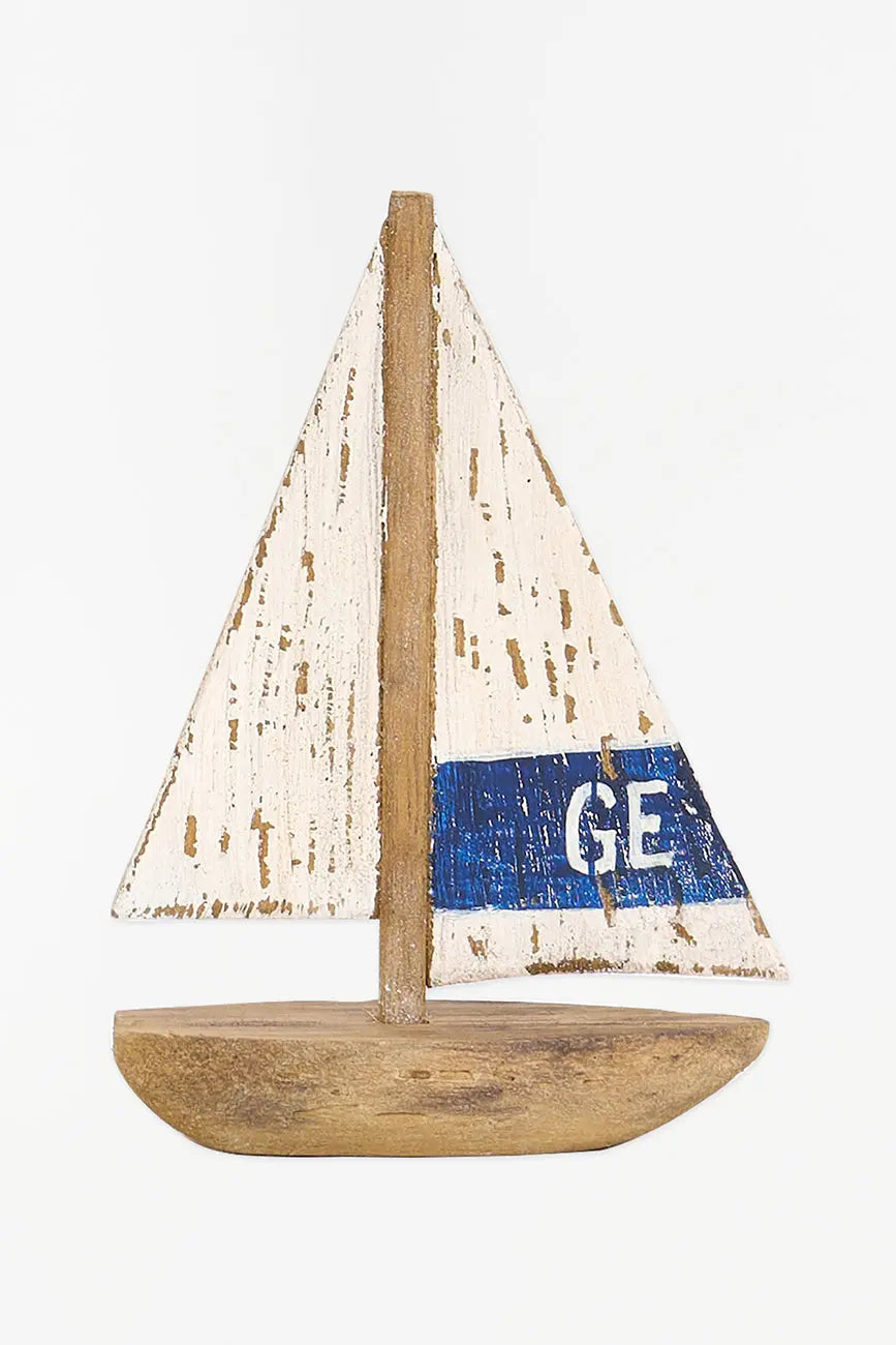 Pequeño velero decorativo en madera envejecida.