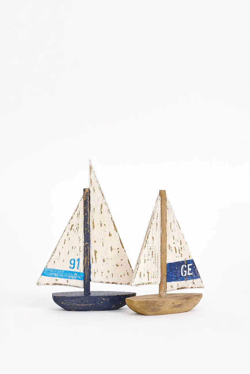 Pequeño velero decorativo en madera envejecida.