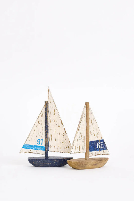 Pequeño velero decorativo en madera envejecida.