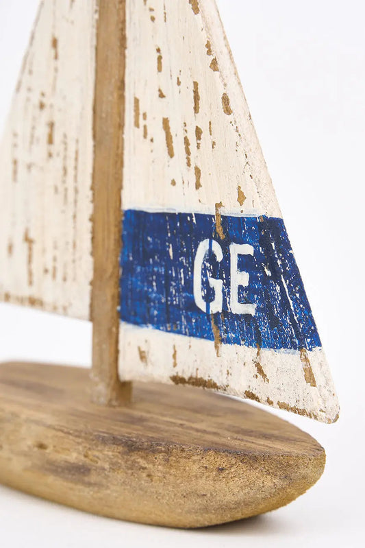 Pequeño velero decorativo en madera envejecida.