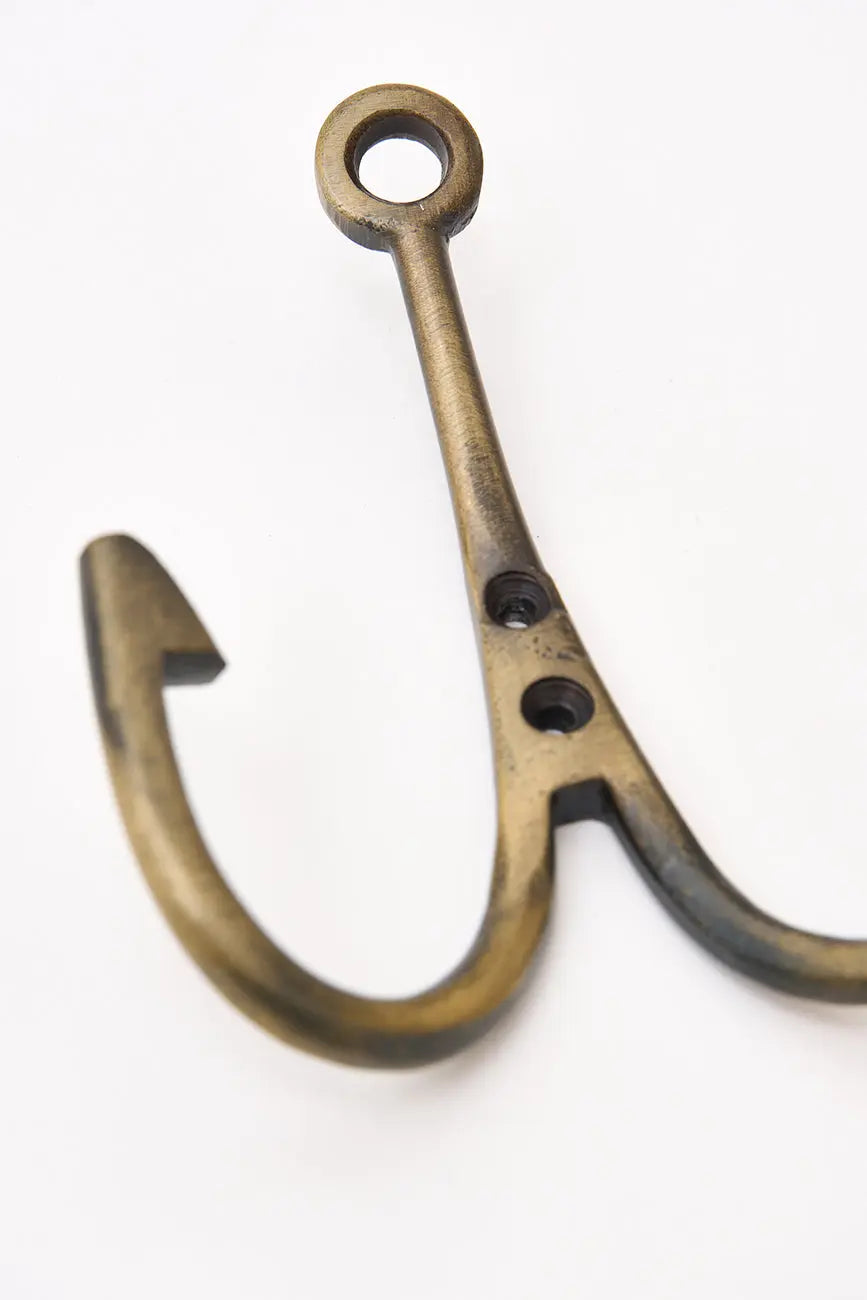Perchero de metal con forma de anzuelo