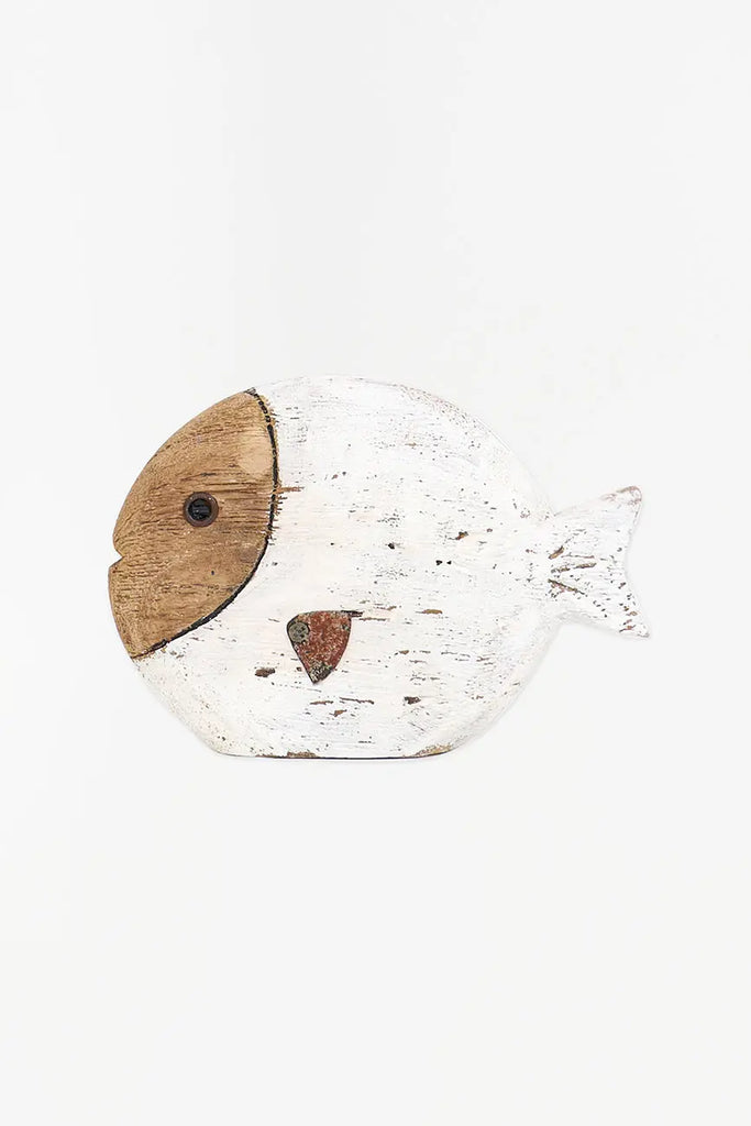 Pez de madera pintado en blanco