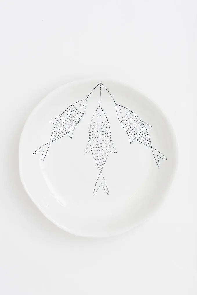 Plato con peces en porcelana blanca redonda