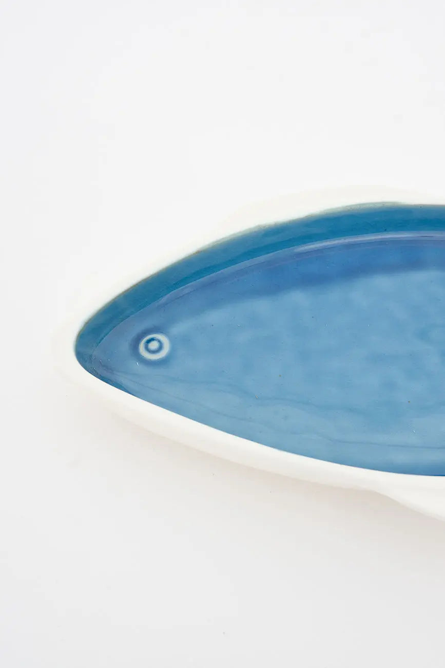 Portzelanazko plater urdina, arrain-formarekin