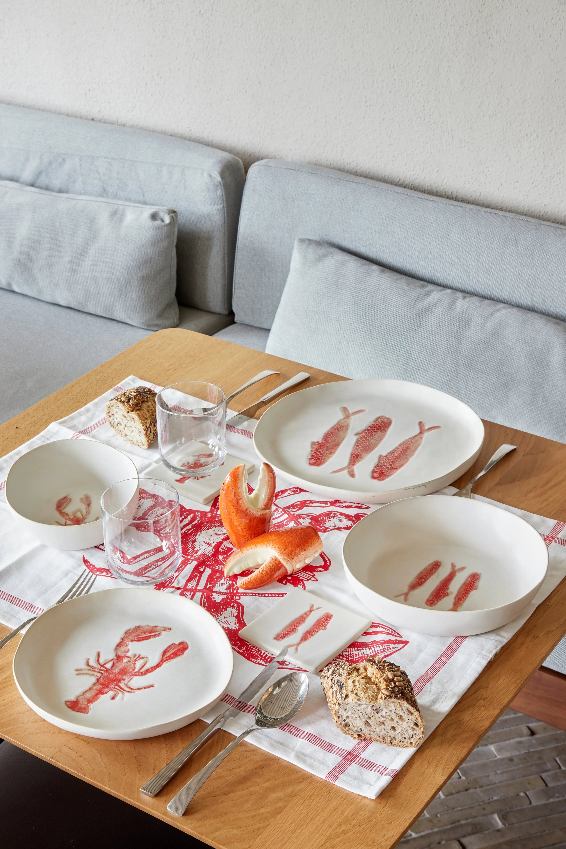 Plato grande con peces en cerámica Batela Deco 2025