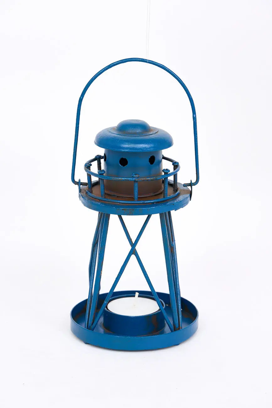Portavelas de metal con forma de faro