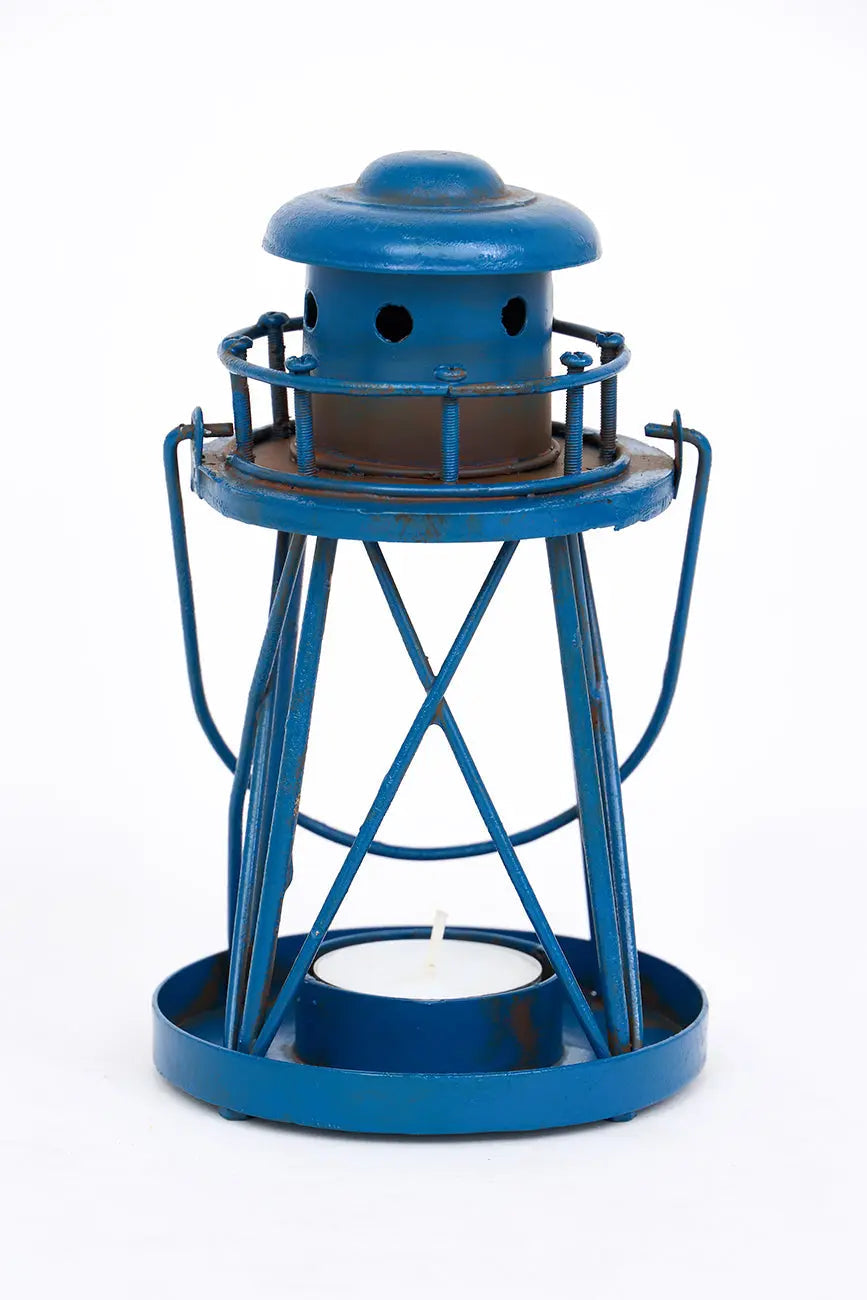 Portavelas de metal con forma de faro