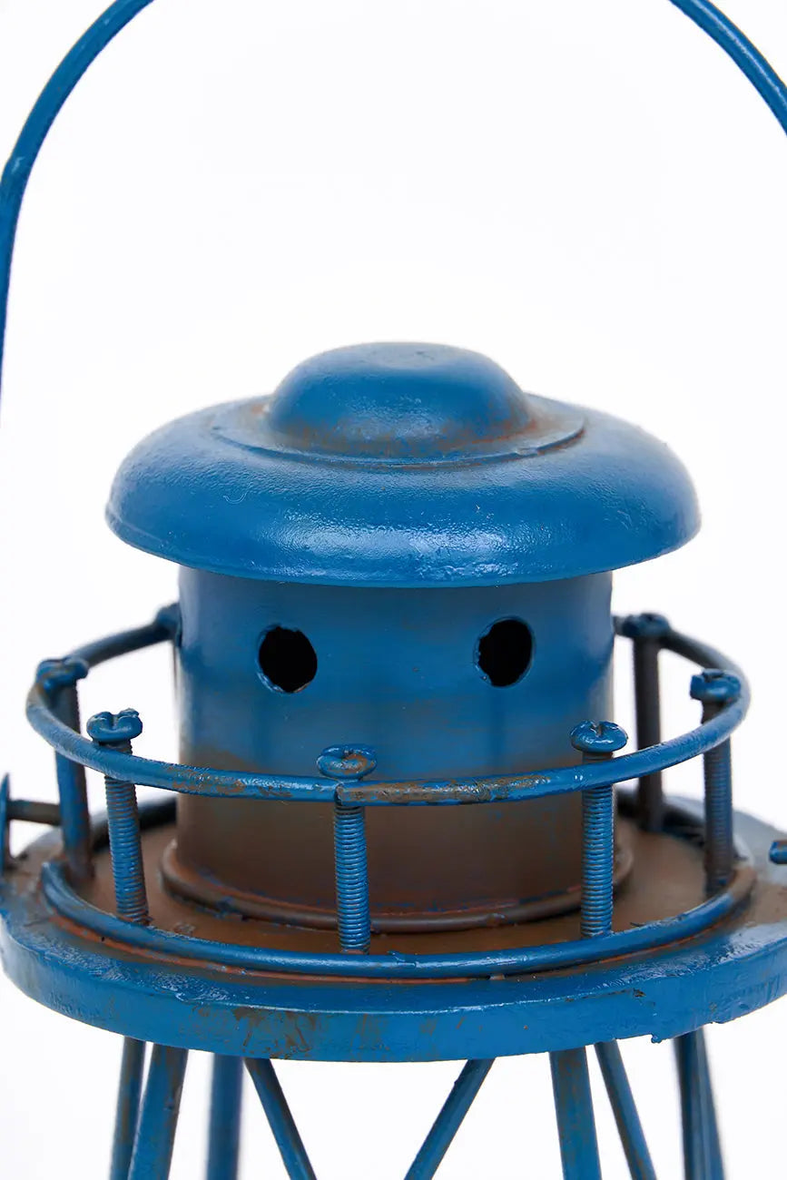 Portavelas de metal con forma de faro