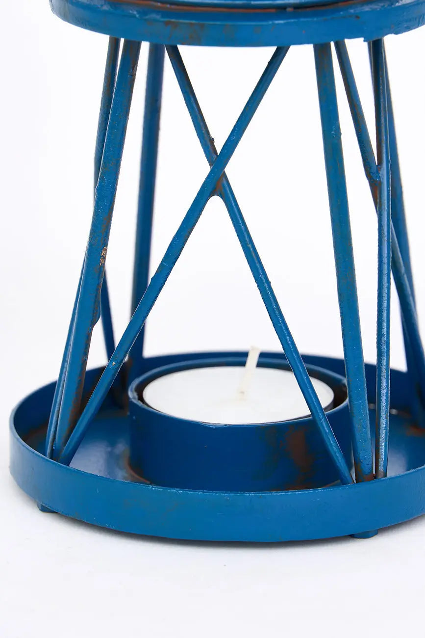 Portavelas de metal con forma de faro