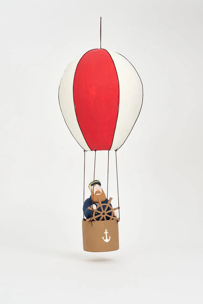 figura de capitán en globo en papel maché