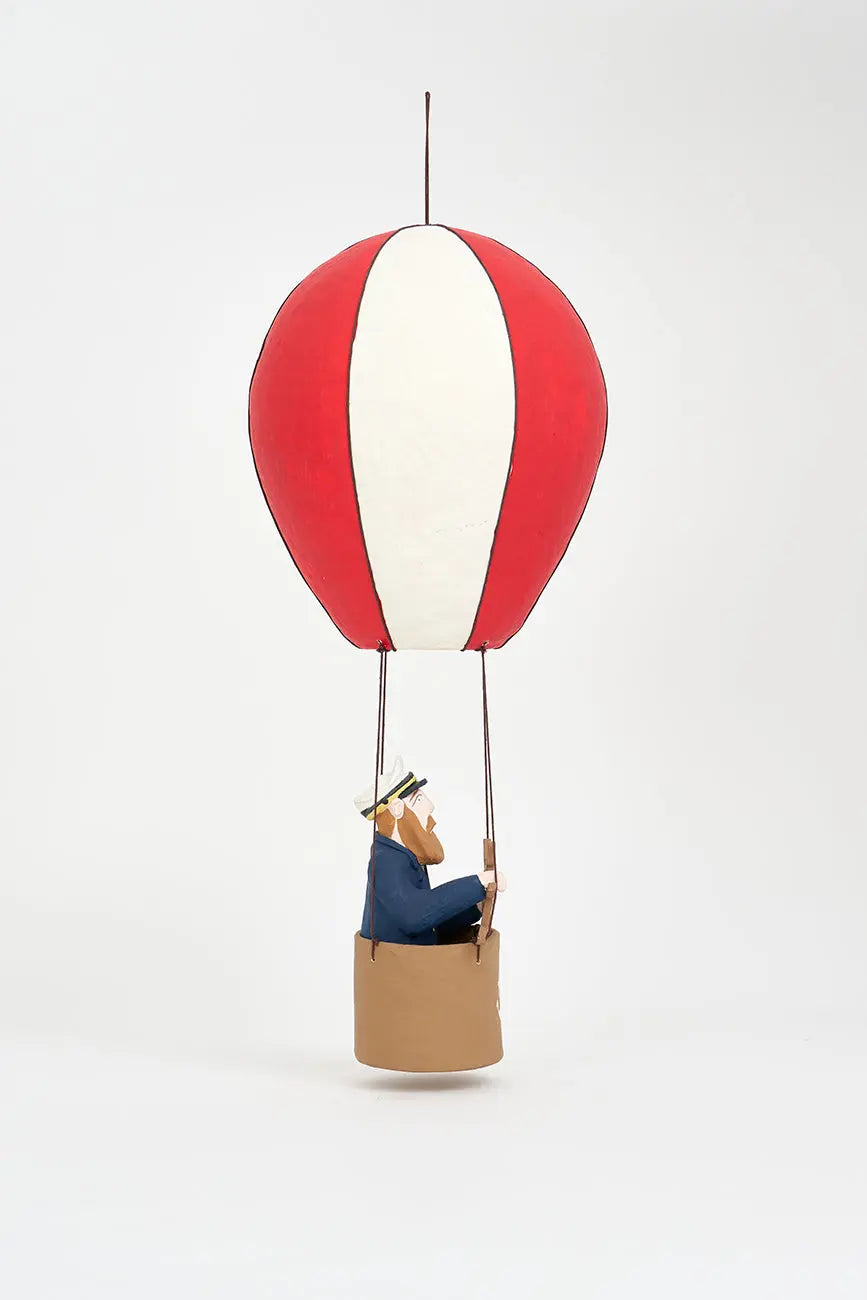 figura de capitán en globo en papel maché