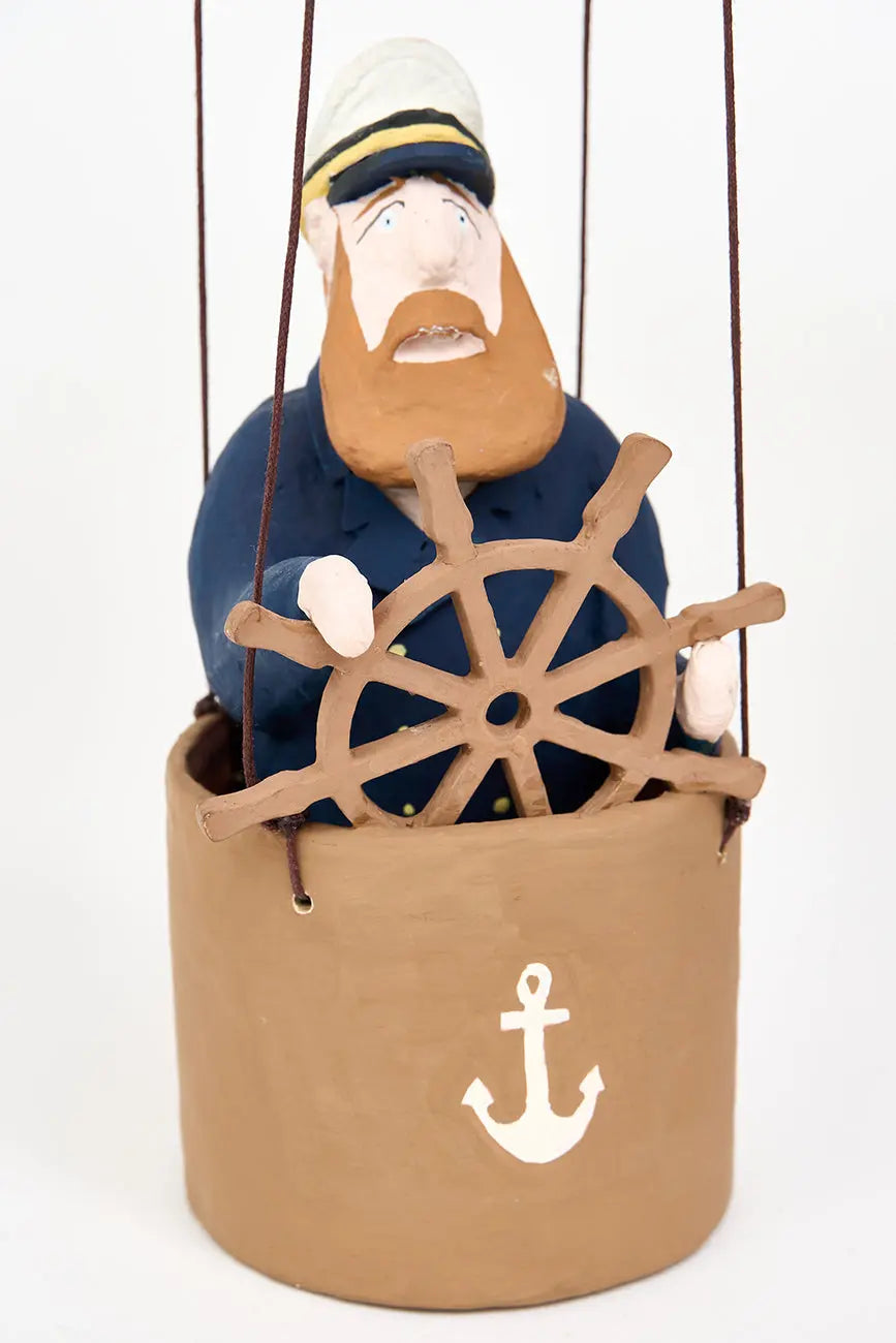 figura de capitán en globo en papel maché