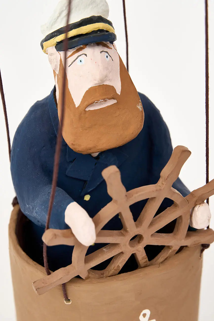 figura de capitán en globo en papel maché