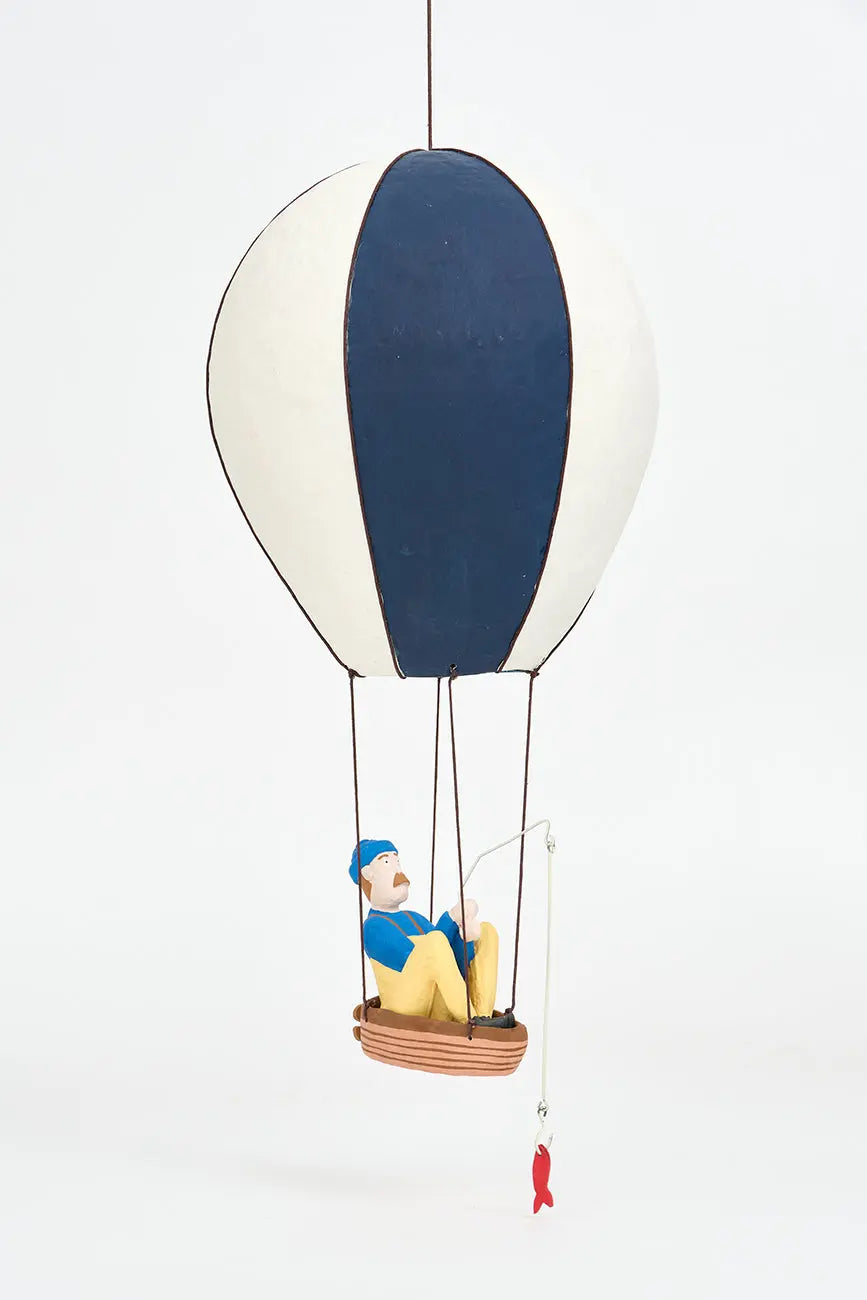 figura de pescador en globo en papel maché