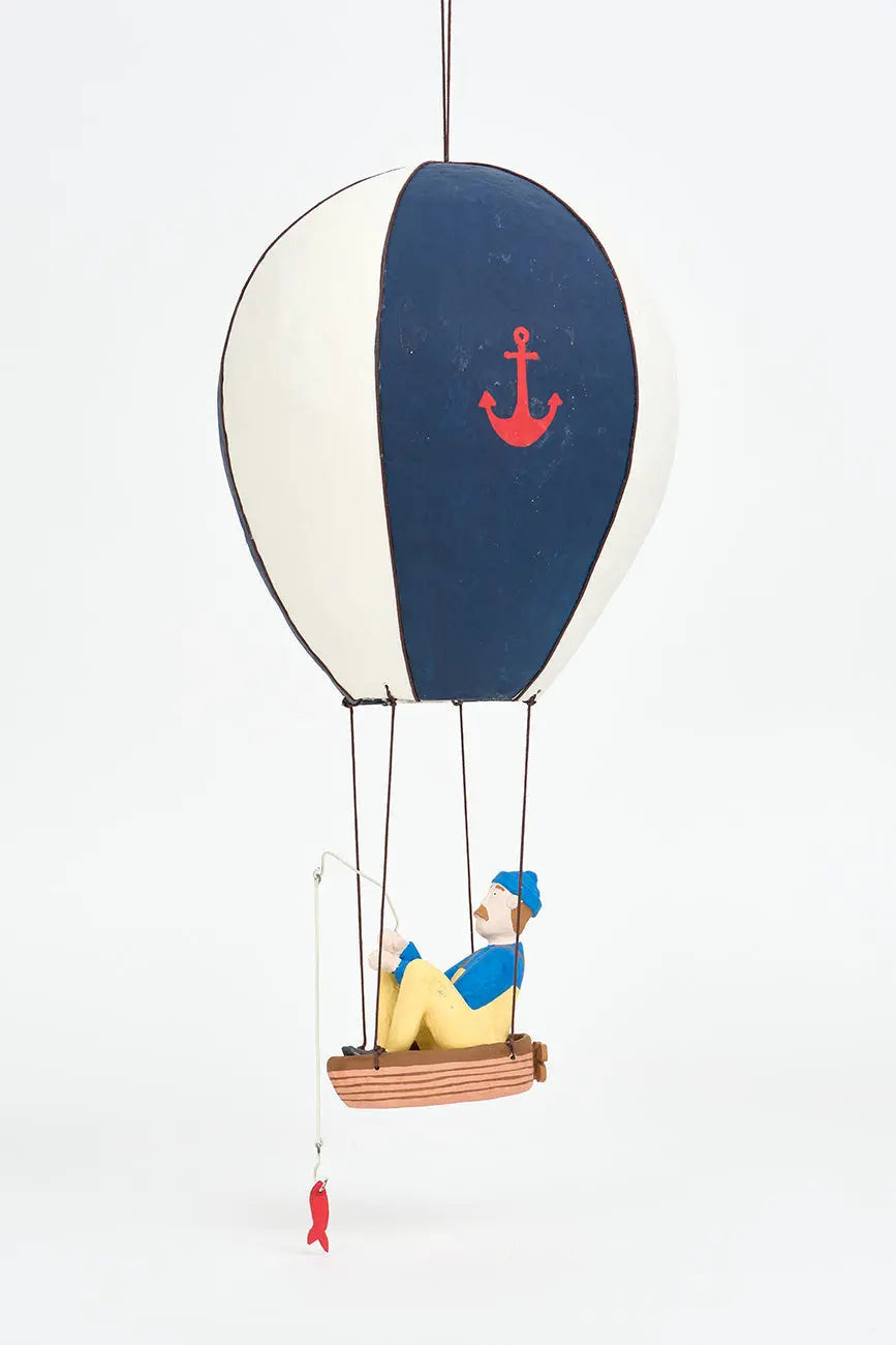 figura de pescador en globo en papel maché