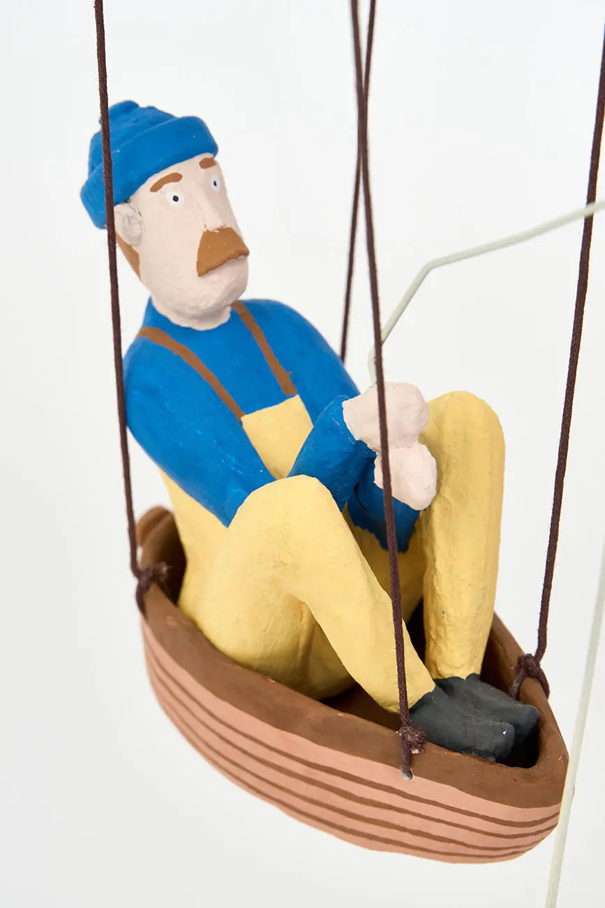 figura de pescador en globo en papel maché