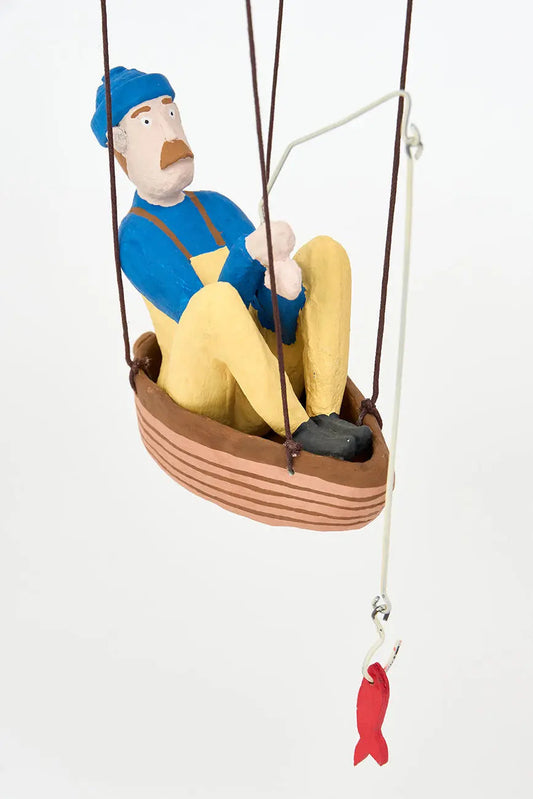 figura de pescador en globo en papel maché