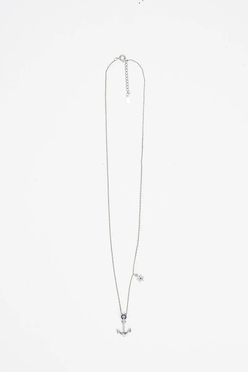Collar en plata de ley 925 con colgante ancla y detalle timón