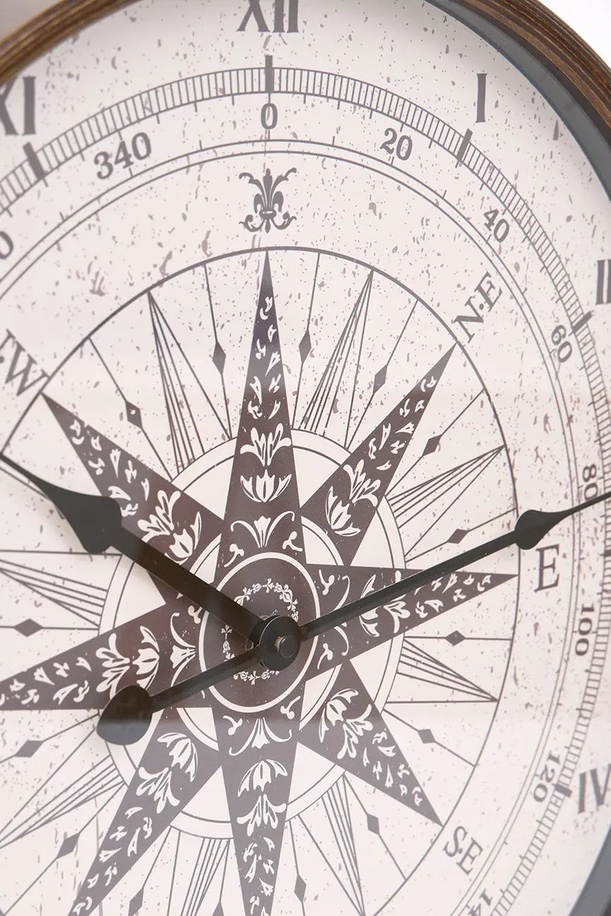 Reloj clásico con rosa de los vientos