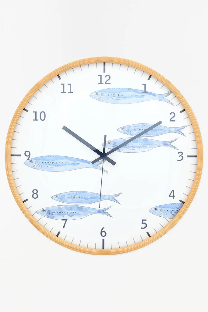 Reloj con peces pintados en la esfera