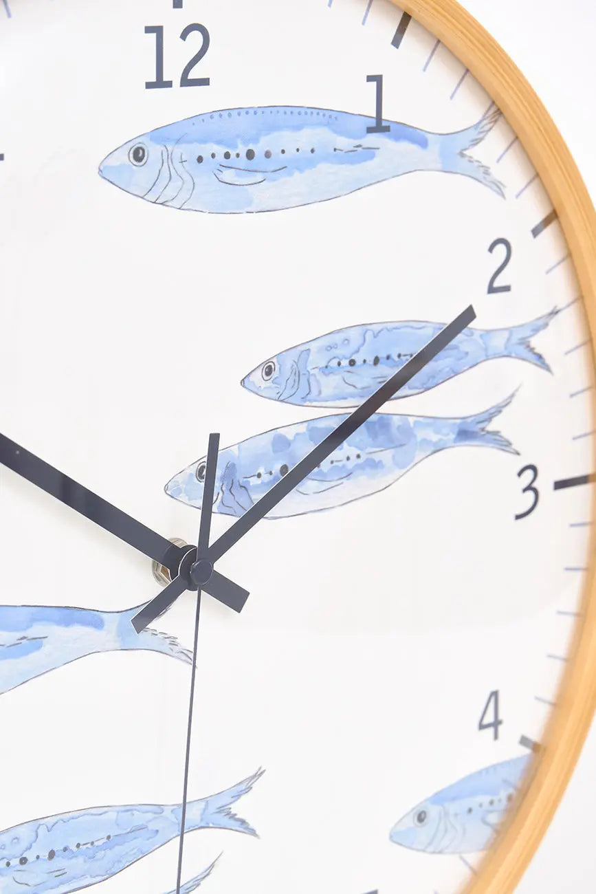 Reloj con peces pintados en la esfera