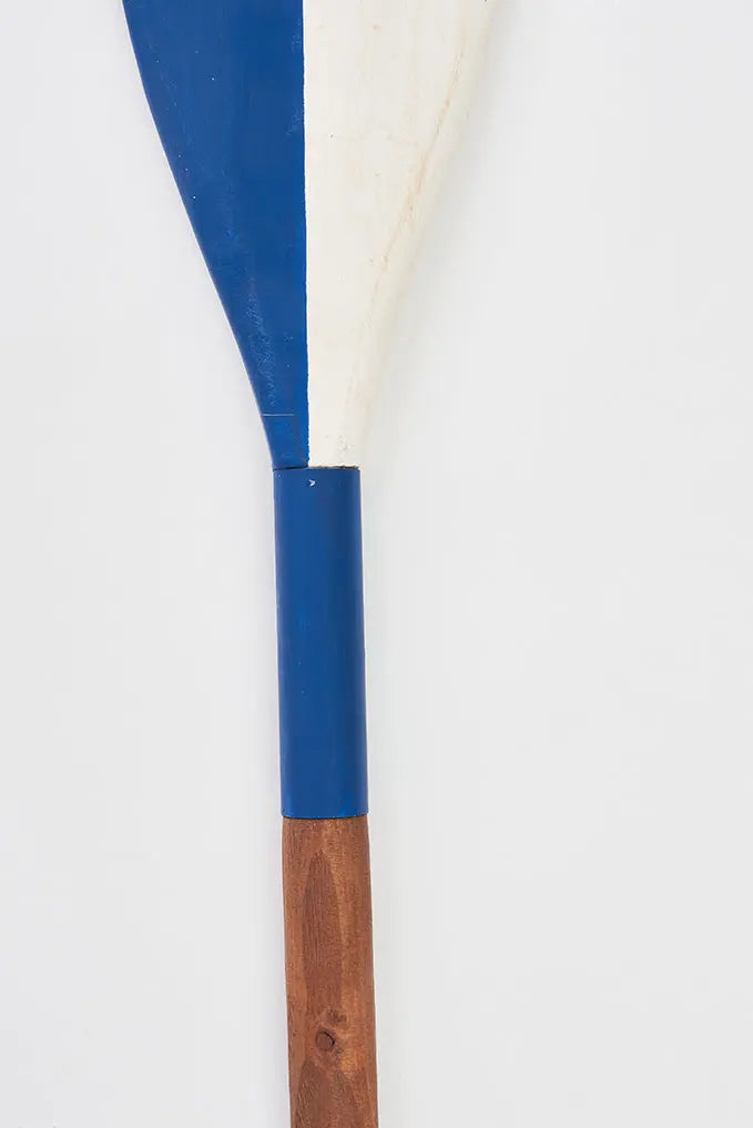 Remo de madera azul y blanca
