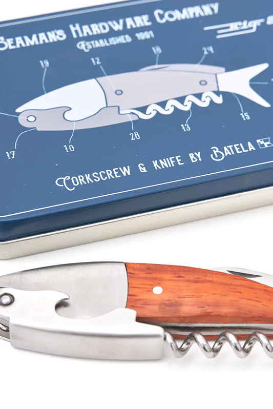 Navaja y sacacorchos con forma de pez de madera y metal