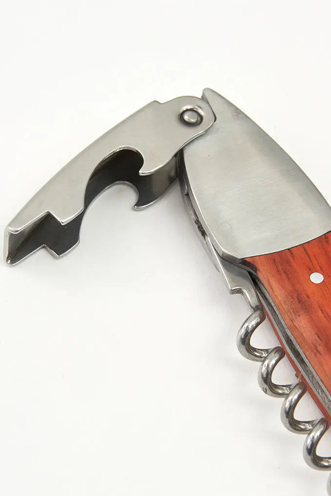 Navaja y sacacorchos con forma de pez de madera y metal