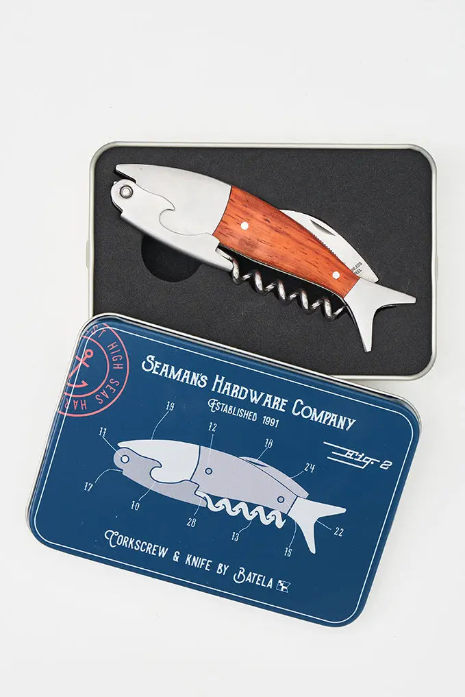 Navaja y sacacorchos con forma de pez de madera y metal