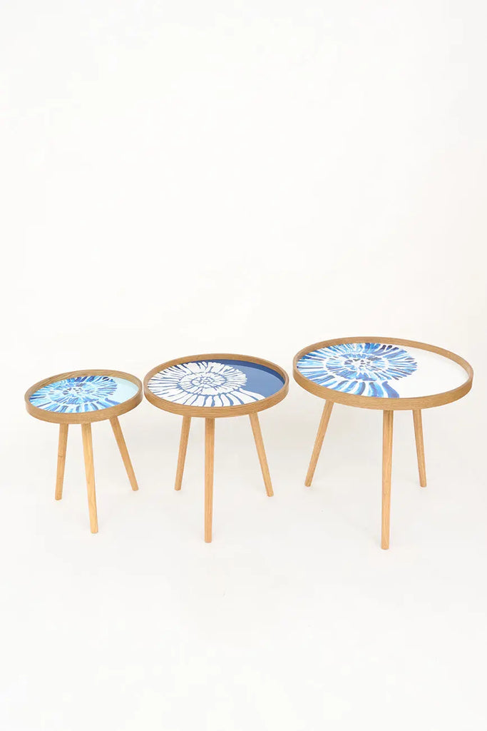 3 mesas de madera con caracola
