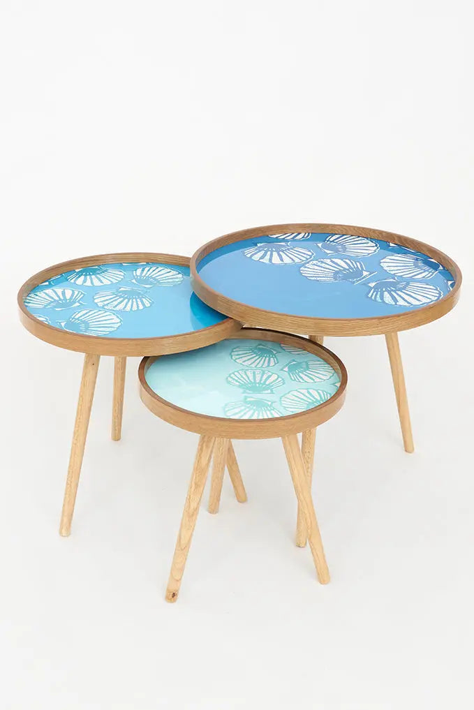 Set of 3 wooden coffee tables with shells
