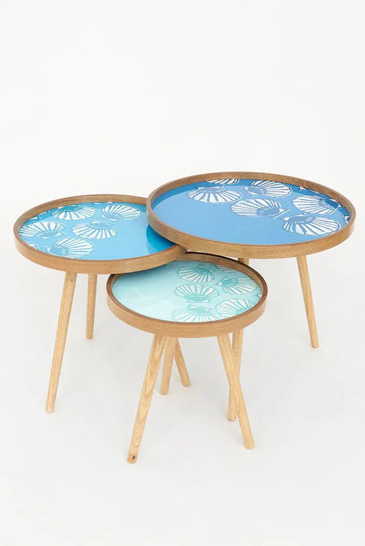 Set of 3 wooden coffee tables with shells