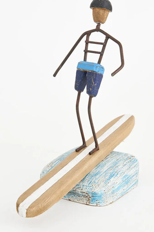 Surfero longboard en la ola en madera y metal. Decoración playera batela