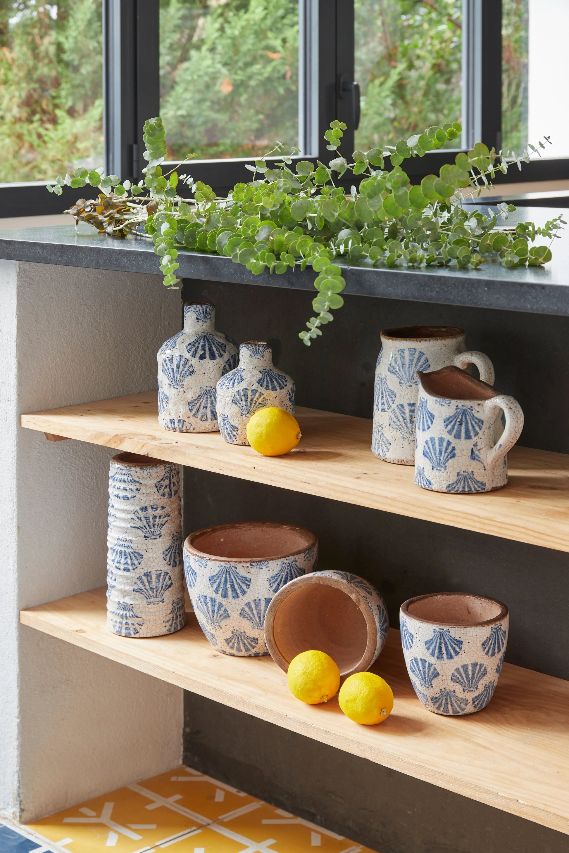 Tiesto grande de terracota con conchas azules Batela Deco 2025