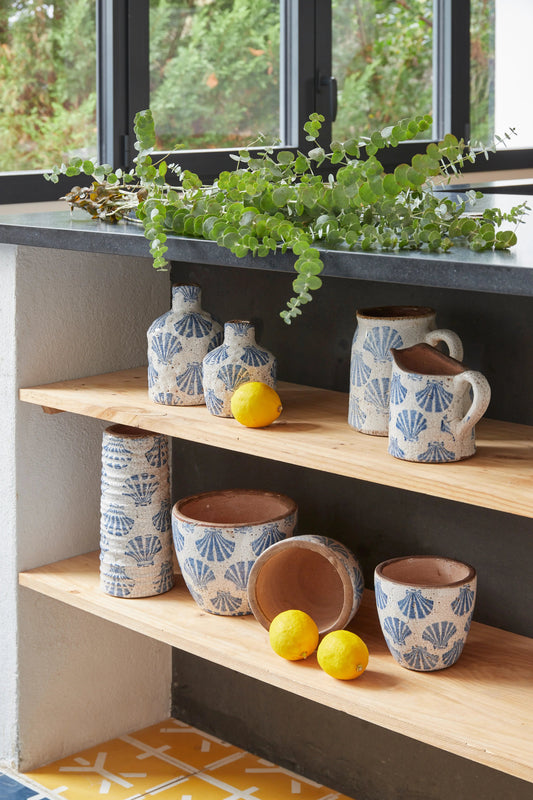 Tiesto grande de terracota con conchas azules Batela Deco 2025