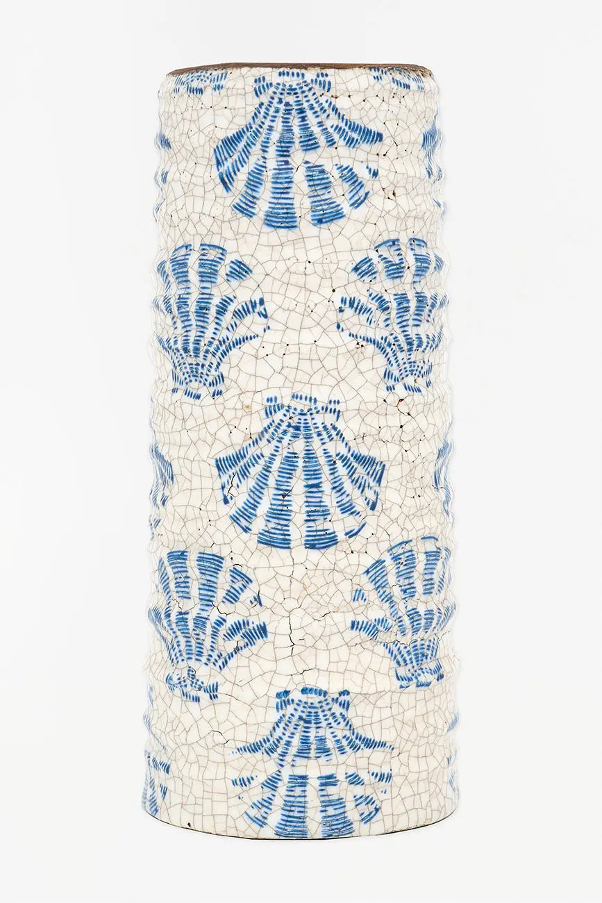 Vasija de estilo rústico con conchas