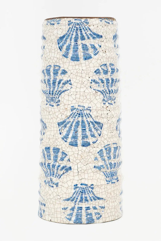 Vasija de estilo rústico con conchas