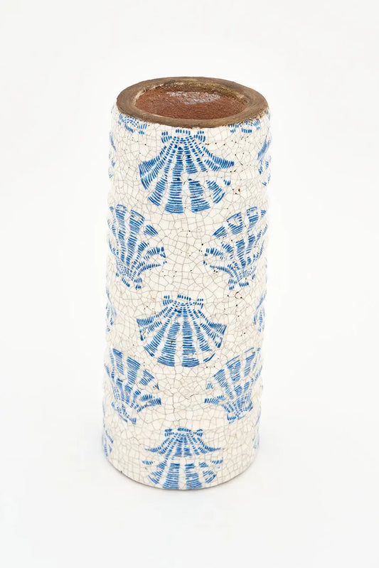 Vasija de estilo rústico con conchas