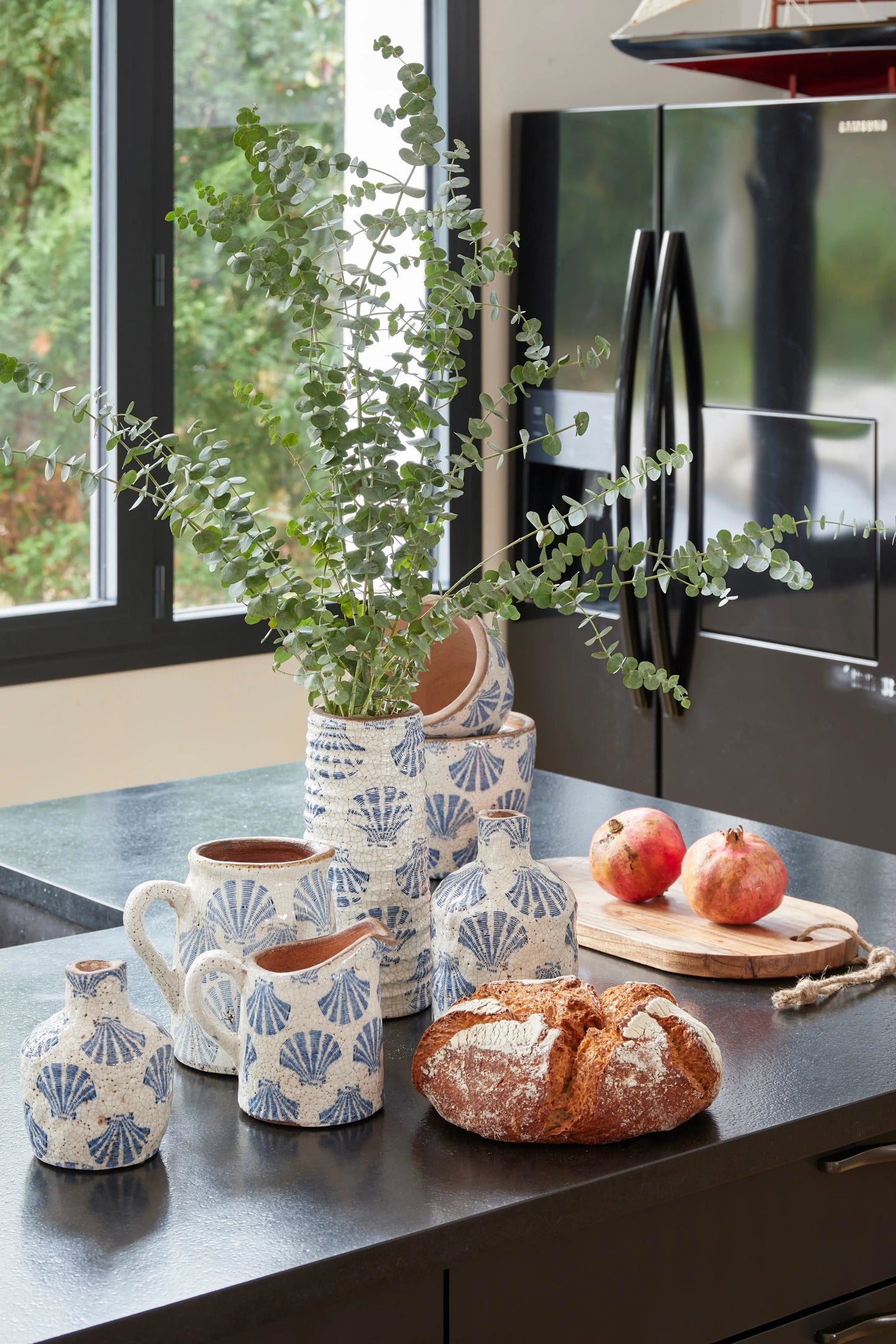 Vasija de terracota con conchas estampadas a mano Batela Deco 2025