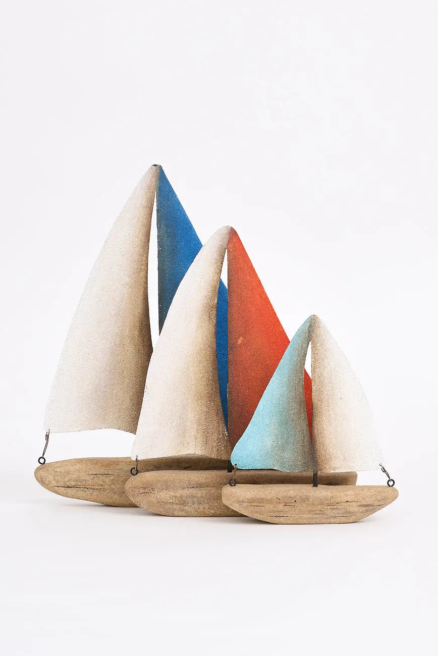 Velero de madera con velas de metal