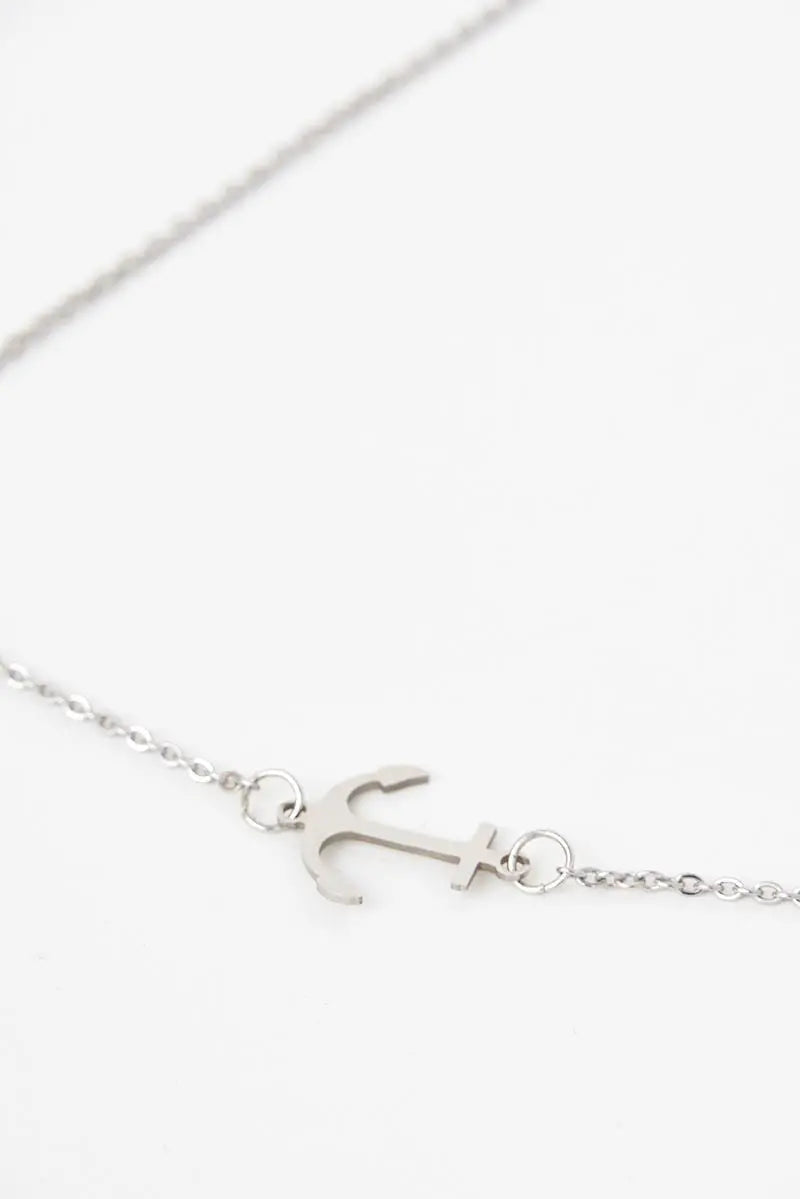 Colgante o collar en color plateado y colgante ancla