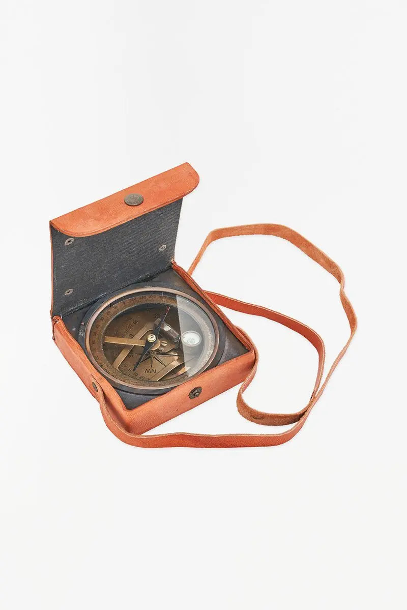 Brújula con estuche de cuero - D838 Batela